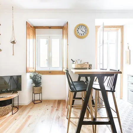 Апартаменты Feel In Stunning Renovated Nest In Graca Лиссабон