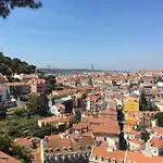 Appartement Feel Home in this Stunning Renovated Nest in Graça Lissabon